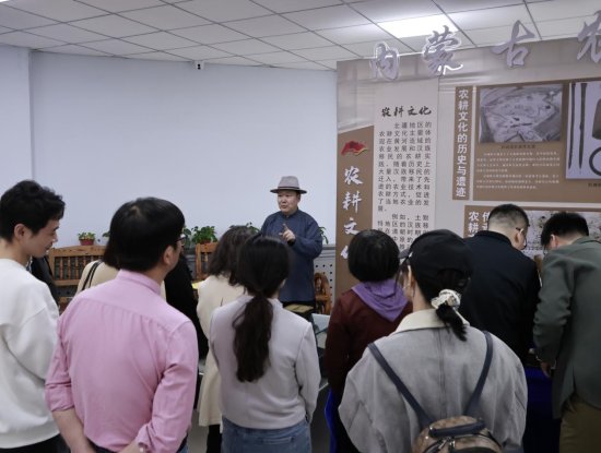 自治區(qū)民委和內(nèi)蒙古農(nóng)業(yè)大學(xué)部分基層黨支部開展“交融匯聚、共筑家園”主題黨日活動(dòng)